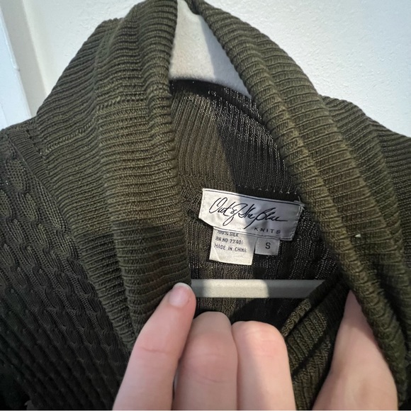 Green turtleneck - Picture 3 of 4